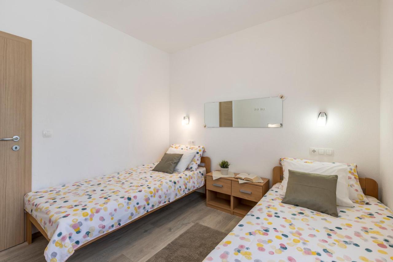 Apart Sa Terasom 250M Od Plaze,Parking,Wi Fi,Rostilj Traù Esterno foto